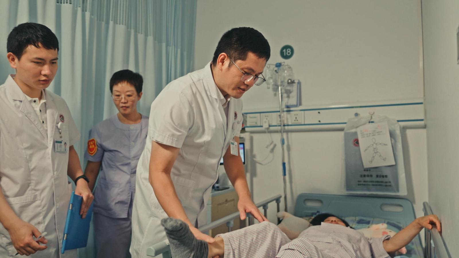 龙医·邱奕雁：刀尖艺术家，以精湛医术帮助患者「挺直脊梁」